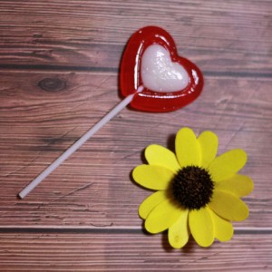 Heart shape lollipop Halal fruit flavor red heart shape lollipop candy manufacturer