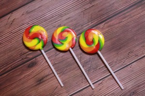 HALAL sweet fruit flavor rainbow colors 17g lollipop candy lollipop manufacturers