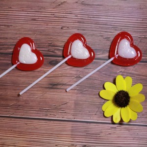 Heart shape lollipop Halal fruit flavor red heart shape lollipop candy manufacturer